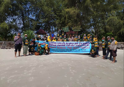 Aksi Bersih-bersih Pantai Beting Aceh Bersama PWI Riau
